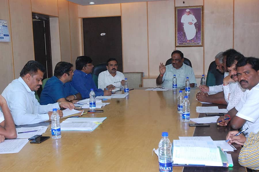 ಕೋಲಾರದ ಡಿಸಿಸಿ ಬ್ಯಾಂಕ್ ಸಭಾಂಗಣದಲ್ಲಿ ಕಾಯಕ ಹಾಗೂ ಬಡವ ಬಂಧು ಯೋಜನೆ ಅನುಷ್ಟಾನ ಕುರಿತು ಬ್ಯಾಂಕ್ ನಿರ್ದೇಶಕರ ಮತ್ತು ಅಧಿಕಾರಿಗಳ ಸಭೆ ನಡೆಯಿತು.