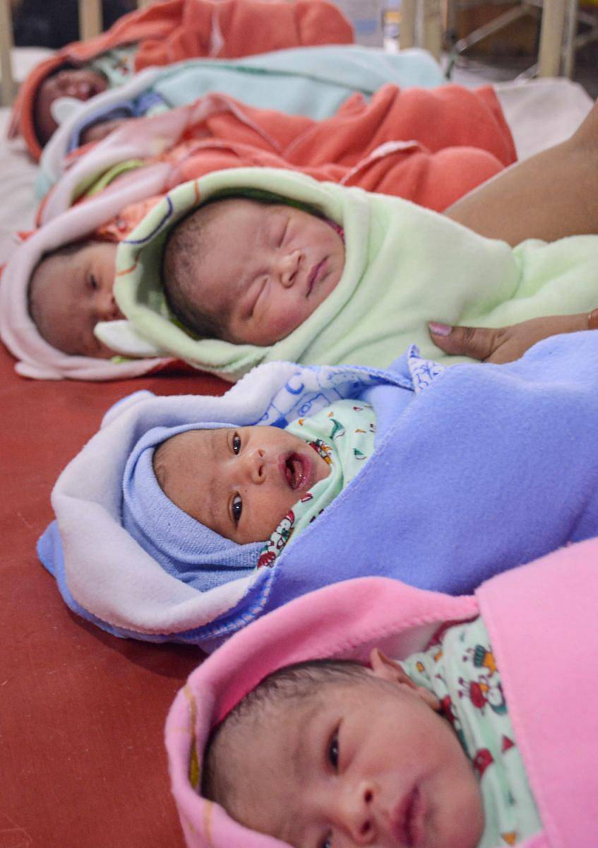 ತ್ರಿಪುರಾದ ರಾಜಧಾನಿ ಅಗರ್ತಲಾದಲ್ಲಿ ಹೊಸ ವರ್ಷದ ಮೊದಲ ದಿನ ಜನಿಸಿದ ಶಿಶುಗಳನ್ನು ಸಾಲಾಗಿ ಮಲಗಿಸಿರುವುದು