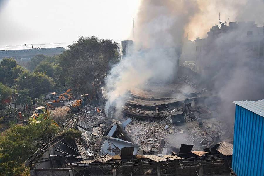 ಬ್ಯಾಟರಿ ಕಾರ್ಖಾನೆಯಿಂದ ಭಾರಿ ಪ್ರಮಾಣದಲ್ಲಿ ಎದ್ದ ಹೊಗೆ –ಪಿಟಿಐ ಚಿತ್ರ