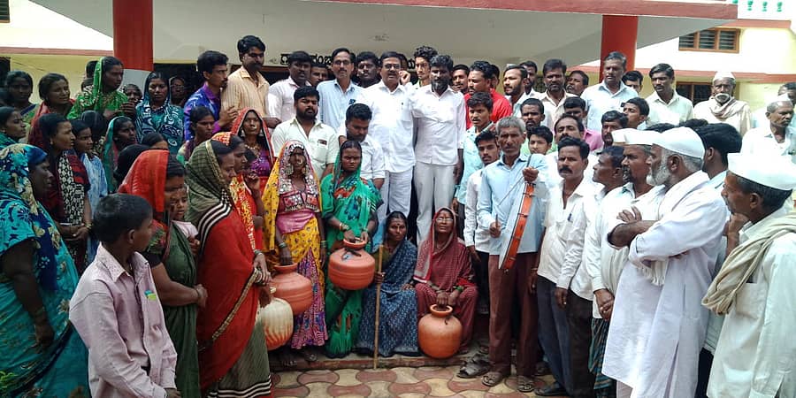 ಅಫಜಲಪುರ ತಾಲ್ಲೂಕಿನ ಮಾಶಾಳ ಗ್ರಾಮಸ್ಥರು ಗುರುವಾರ ಗ್ರಾಮ ಪಂಚಾಯಿತಿ ಕಚೇರಿ ಎದುರು ಖಾಲಿ ಕೊಡ ಹಿಡಿದು ಪ್ರತಿಭಟನೆ ನಡೆಸಿದರು.