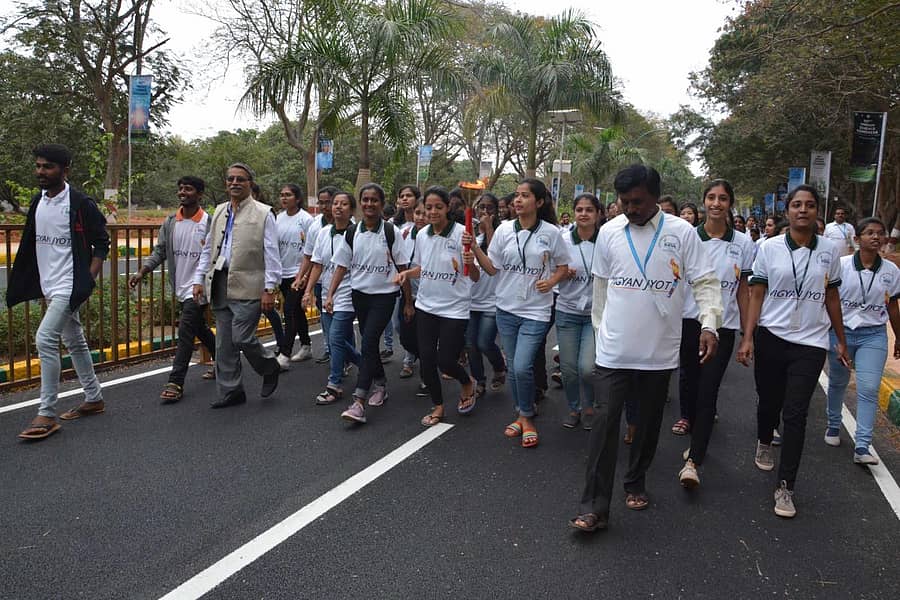ವಿಜ್ಞಾನ ಜ್ಯೋತಿ ತರುತ್ತಿರುವ ವಿದ್ಯಾರ್ಥಿನಿಯರು