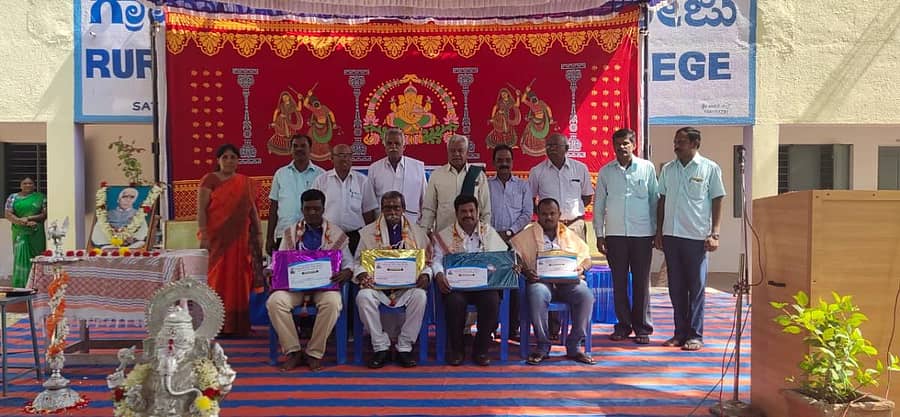 ಸಾತನೂರು ಗ್ರಾಮಾಂತರ ಪದವಿ ಪೂರ್ವ ಕಾಲೇಜಿನಲ್ಲಿ ನಡೆದ ಕಾರ್ಯಕ್ರಮದಲ್ಲಿ ಗಣ್ಯರನ್ನು ಸನ್ಮಾನಿಸಲಾಯಿತು