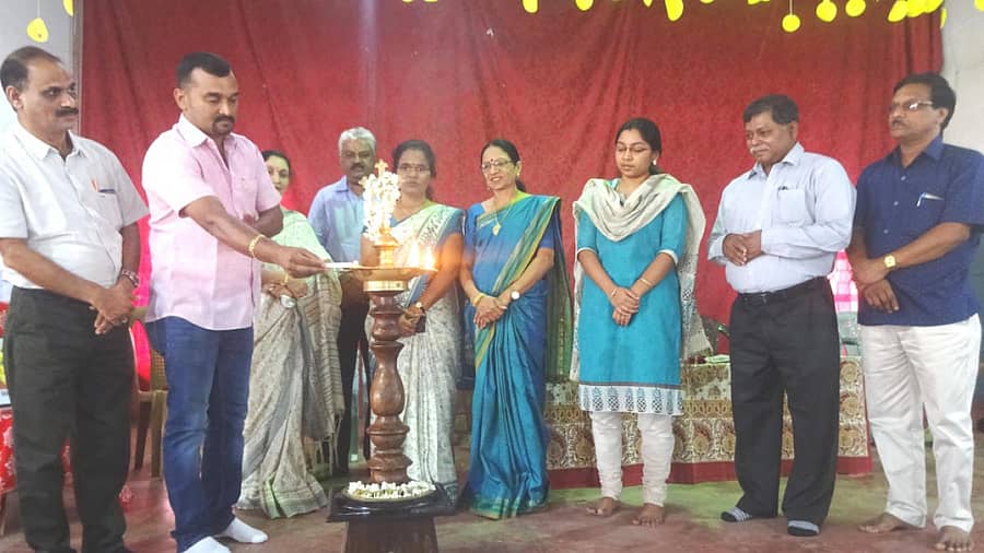 ಮಡಿಕೇರಿಯ ಸೇಂಟ್ ಮೈಕಲ್ ಶಾಲೆಯಲ್ಲಿ ಅಪ್ರತಿಮ ಮಹಿಳಾ ಶಿಕ್ಷಕಿ ಸಾವಿತ್ರಿಬಾಯಿ ಫುಲೆ ದಿನಾಚರಣೆಗೆ ಶಿಕ್ಷಣ ಮತ್ತು ಆರೋಗ್ಯ ಸ್ಥಾಯಿ ಸಮಿತಿ ಅಧ್ಯಕ್ಷ ಕಿರಣ್ ಕಾರ್ಯಪ್ಪ ಚಾಲನೆ ನೀಡಿದರು