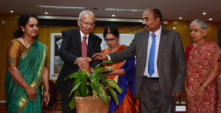 ತುಮಕೂರು ವಿಶ್ವವಿದ್ಯಾಲಯದಲ್ಲಿ ಶುಕ್ರವಾರ ಏರ್ಪಡಿಸಿದ್ದ ‘ಕುವೆಂಪು ಜನ್ಮಾದಿನಾಚರಣೆ ಹಾಗೂ ಕುವೆಂಪು ಓದು ಅಭಿಯಾನ’ವನ್ನು ಕುವೆಂಪು ವಿಶ್ವವಿದ್ಯಾಲಯದ ವಿಶ್ರಾಂತ ಕುಲಪತಿ ಪ್ರೊ.ಕೆ.ಚಿದಾನಂದ ಗೌಡ ಉದ್ಘಾಟಿಸಿದರು.