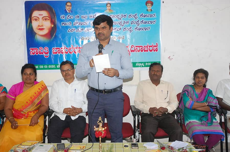 ಕೋಲಾರದ ಎಸ್ಎನ್ಆರ್ ಪ್ಯಾರ ಮೆಡಿಕಲ್ ಕಾಲೇಜಿನಲ್ಲಿ ಶುಕ್ರವಾರ ನಡೆದ ಜ್ಯೋತಿಬಾಪುಲೆ ಜಯಂತಿಯಲ್ಲಿ ಉಪ ವಿಭಾಗಾಧಿಕಾರಿ ಸೋಮಶೇಖರ್ ಮಾತನಾಡಿದರು.