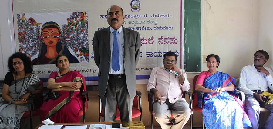 ಕುಲಪತಿ ವೈ.ಎಸ್.ಸಿದ್ದೇಗೌಡ ಅವರು ಮಾತನಾಡಿದರು.