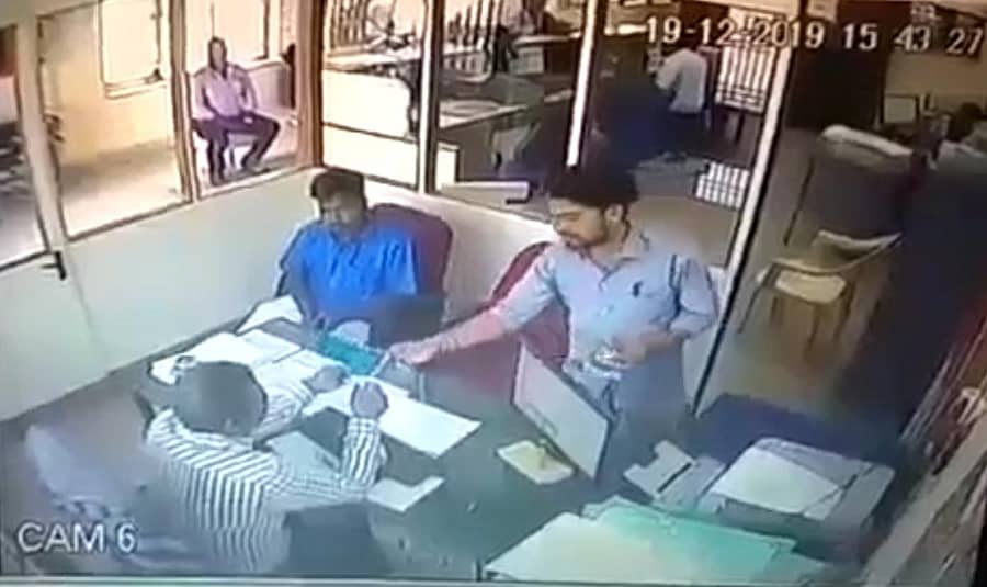 ಮ್ಯಾನೇಜರ್‌ ಪ್ರವೀಣ್‌ ಚಂದರ್‌ ಅವರು ಬ್ಯಾಂಕ್‌ ಸಿಬ್ಬಂದಿಗೆ ಪಾಸ್‌ಬುಕ್‌ ಕೊಡುತ್ತಿರುವುದು (ಸಿಸಿಟಿವಿ ಕ್ಯಾಮೆರಾ ದೃಶ್ಯ)