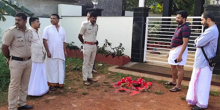 ವೆಂಕಟೇಶ ನಾಯ್ಕ ಮನೆ ಎದುರು ಮಾಟ ಮಾಡಿದ ಎಸೆದ ಕುಂಬಳಕಾಯಿ–ಕುಂಕುಮವನ್ನು ಪೊಲೀಸರು, ಸಾರ್ವಜನಿಕರು ವೀಕ್ಷಿಸಿದರು