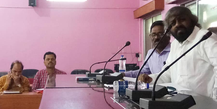 ಭಾಲ್ಕಿಯ ತಾಲ್ಲೂಕು ಪಂಚಾಯಿತಿ ಸಭಾಂಗಣದಲ್ಲಿ ಶುಕ್ರವಾರ ನಡೆದ ಶೈಕ್ಷಣಿಕ ಪ್ರಗತಿ ಪರಿಶೀಲನಾ ಸಭೆಯಲ್ಲಿ ಶಾಸಕ ಈಶ್ವರ ಖಂಡ್ರೆ ಮಾತನಾಡಿದರು