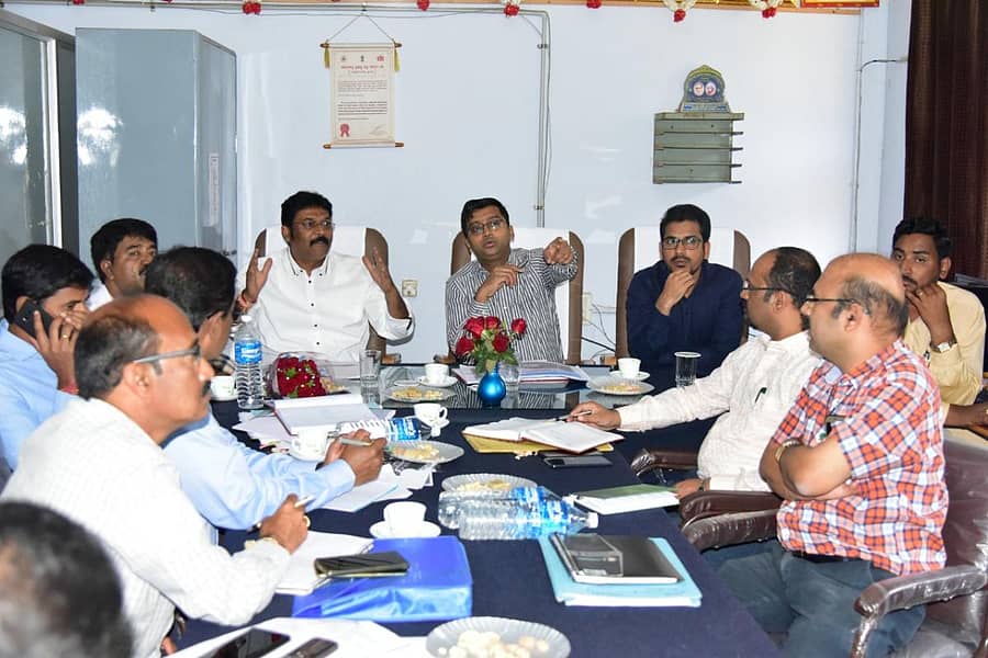 ಹೊಸಪೇಟೆಯಲ್ಲಿ ಶುಕ್ರವಾರ ನಡೆದ ಸಭೆಯಲ್ಲಿ ಶಾಸಕ ಆನಂದ್ ಸಿಂಗ್, ಜಿಲ್ಲಾಧಿಕಾರಿ ಎಸ್.ಎಸ್. ನಕುಲ್ ಚರ್ಚೆಯಲ್ಲಿ ತೊಡಗಿದ್ದರು. ಉಪವಿಭಾಗಾಧಿಕಾರಿ ಶೇಖ್ ತನ್ವೀರ್ ಆಸಿಫ್ ಹಾಗೂ ಆರೋಗ್ಯ ಇಲಾಖೆಯ ಅಧಿಕಾರಿಗಳು ಇದ್ದಾರೆ