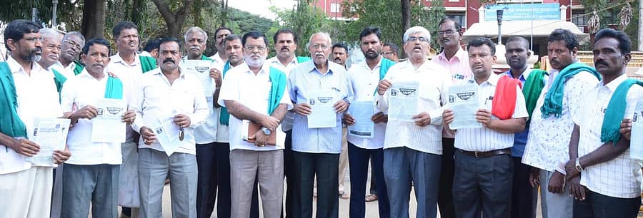 ರೈತ ಮುಖಂಡರು ಗ್ರಾಮೀಣ ಭಾರತ ಬಂದ್ನ ಕರಪತ್ರಗಳನ್ನು ಪ್ರದರ್ಶಿಸಿದರು.