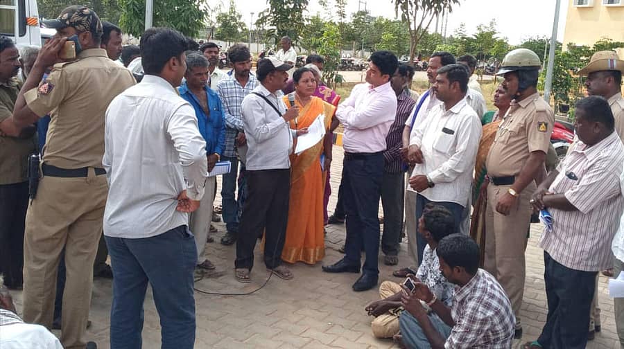 ಪ್ರತಿಭಟನೆ ನಡೆಸಿ ಹೆಚ್ಚುವರಿ ಜಿಲ್ಲಾಧಿಕಾರಿ ಜಗದೀಶ್ ನಾಯ್ಕ್ ಗೆ ಮನವಿ ಪತ್ರ ಸಲ್ಲಿಸುತ್ತಿರುವ ಕರ್ಮಚಾರಿ ಸಮಿತಿ ಸದಸ್ಯರು.