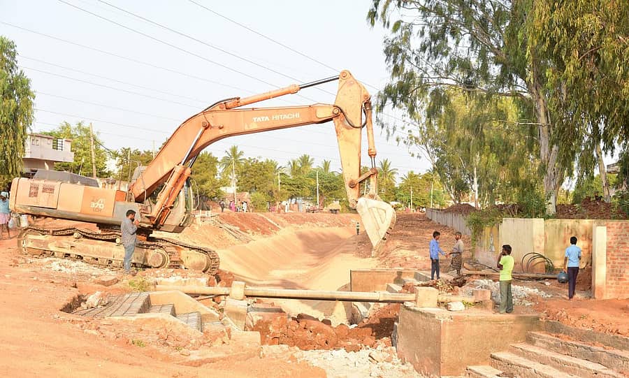 ತುಂಗಭದ್ರಾ ನೀರಾವರಿ ನಿಗಮದಿಂದ ಬಸವ ಕಾಲುವೆ ನವೀಕರಣ ಕಾಮಗಾರಿ ಕೈಗೆತ್ತಿಕೊಂಡಿರುವುದು