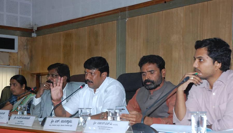 ಕೋಲಾರದಲ್ಲಿ ಶುಕ್ರವಾರ ನಡೆದ ಜಿ.ಪಂ ಸಾಮಾನ್ಯ ಸಭೆಯಲ್ಲಿ ಅಧ್ಯಕ್ಷ ಸಿ.ಎಸ್.ವೆಂಕಟೇಶ್ ಮಾತನಾಡಿದರು.