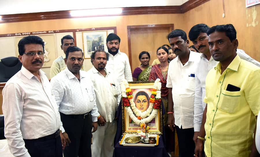 ರಾಯಚೂರು ಜಿಲ್ಲಾಧಿಕಾರಿ ಕಚೇರಿಯ ಸಭಾಂಗಣದಲ್ಲಿ ಸಾವಿತ್ರಿ ಬಾಯಿ ಪುಲೆ ಅವರ ಜನ್ಮ ದಿನಾಚರಣೆ ನಿಮಿತ್ತ ಶುಕ್ರವಾರ ಮಾತೆಯ ಭಾವಚಿತ್ರಕ್ಕೆ ಹೂಮಾಲೆ ಹಾಕಿ ಪೂಜೆ ಸಲ್ಲಿಸಲಾಯಿತು