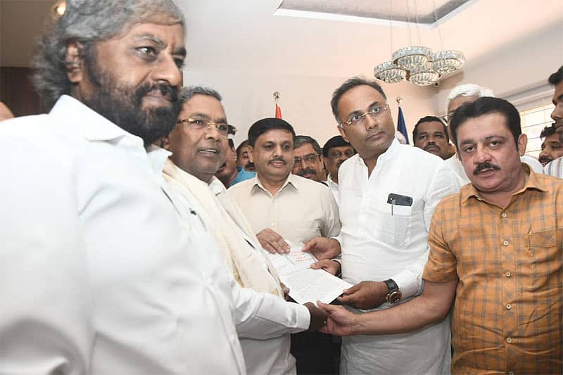 ಸಿದ್ದರಾಮಯ್ಯ ನೇತೃತ್ವದ ಕಾಂಗ್ರೆಸ್ ಮುಖಂಡರ ನಿಯೋಗ ರಾಜ್ಯ ಪೊಲೀಸ್ ಮಹಾ ನಿರ್ದೇಶಕರಿಗೆ ಶನಿವಾರ ಮನವಿ ಸಲ್ಲಿಸಿತು. ಪೊಲೀಸ್ ಮಹಾ ನಿರ್ದೇಶಕರ ಪರವಾಗಿ ಎಡಿಜಿಪಿ ಡಾ.ಎಂ.ಎ.ಸಲೀಂ ಅವರು ಮನವಿ ಸ್ವೀಕರಿಸಿದರು