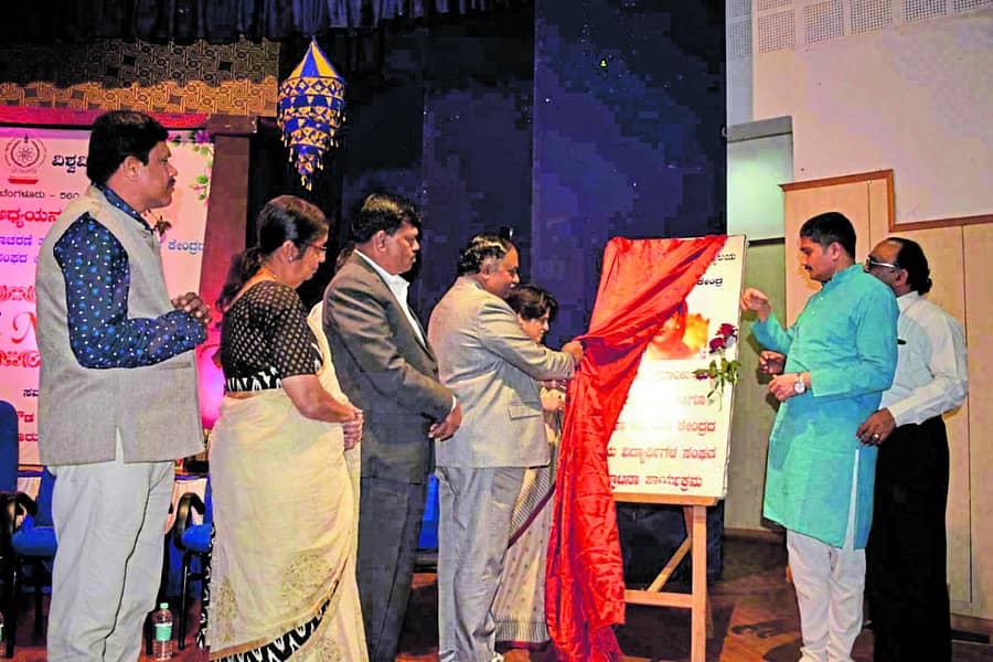 ಬೆಂಗಳೂರು ವಿಶ್ವವಿದ್ಯಾಲಯದಲ್ಲಿ ಶುಕ್ರವಾರ ಸಾವಿತ್ರಿಬಾಯಿ ಫುಲೆ ಜನ್ಮದಿನ ಆಚರಿಸಲಾಯಿತು.