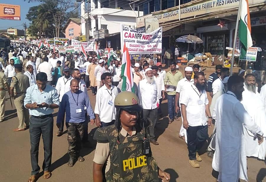 ಶಿರಸಿ ನಾಗರಿಕ ವೇದಿಕೆ ನೇತೃತ್ವದಲ್ಲಿ ಶನಿವಾರ ಬೃಹತ್ ಪ್ರತಿಭಟನೆ ನಡೆಯಿತು