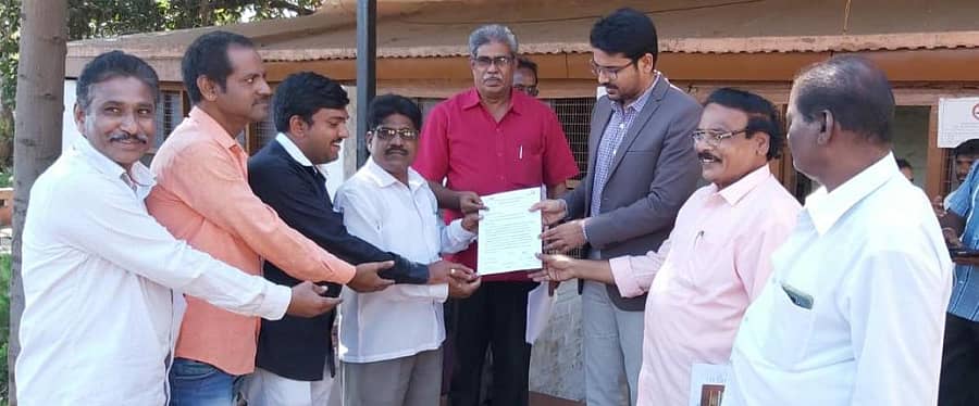 ಸಿಪಿಎಂ ಮುಖಂಡರು ಶನಿವಾರ ಹೊಸಪೇಟೆಯಲ್ಲಿ ಉಪವಿಭಾಗಾಧಿಕಾರಿ ಶೇಖ್ ತನ್ವೀರ್ ಆಸಿಫ್ ಅವರಿಗೆ ಮನವಿ ಪತ್ರ ಸಲ್ಲಿಸಿದರು