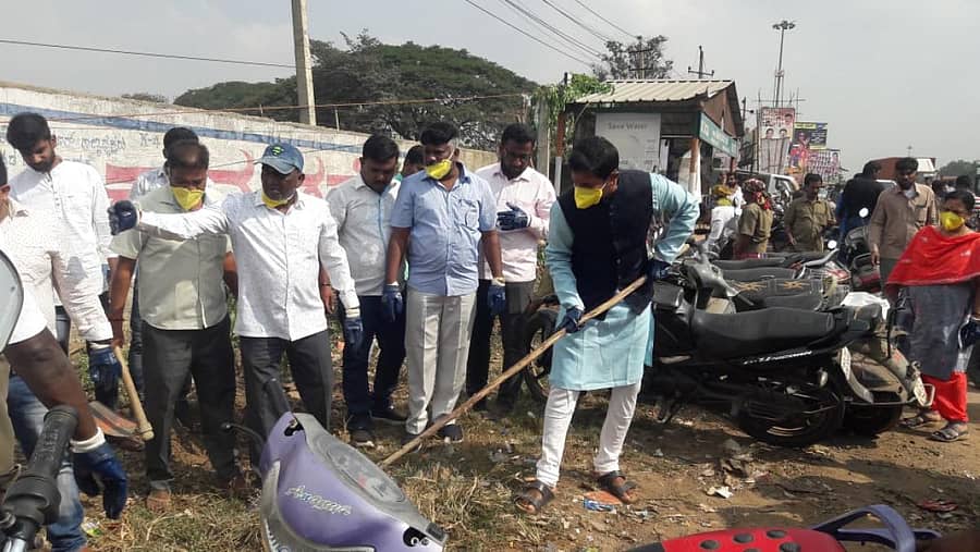 ಹೊಸಕೋಟೆಯಲ್ಲಿ ಶಾಸಕ ಶರತ್ ಬಚ್ಚೇಗೌಡ ನಗರಸಭೆ, ಹಾಗೂ ಸಾರ್ವಜನಿಕರೊಂದಿಗೆ ಸೇರಿ ಸ್ವಚ್ಛತಾ ಅಭಿಯಾನ ನಡೆಸಿದರು