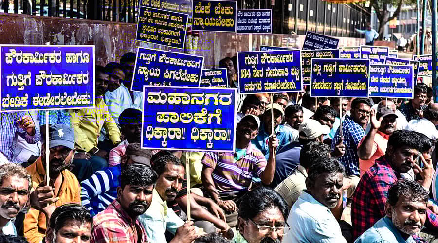 ಮಹಾನಗರ ಪಾಲಿಕೆ ಕಚೇರಿ ಎದುರು ಶನಿವಾರ ಪೌರ ಕಾರ್ಮಿಕರು ಪ್ರತಿಭಟನೆ ನಡೆಸಿದರು – ಪ್ರಜಾವಾಣಿ ಚಿತ್ರ