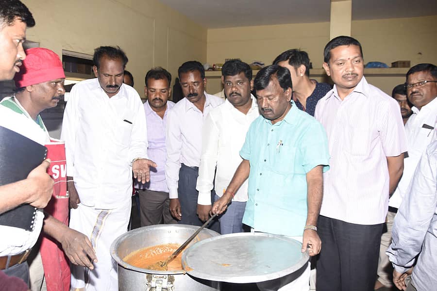 ಚಿತ್ರದುರ್ಗದ ಸಮಾಜ ಕಲ್ಯಾಣ ಇಲಾಖೆಯ ಹಾಸ್ಟೆಲ್ಗೆ ಸಂಸದ ಎ.ನಾರಾಯಣಸ್ವಾಮಿ ಶನಿವಾರ ದಿಢೀರ್ ಭೇಟಿ ನೀಡಿ ಅಡುಗೆ ಪರಿಶೀಲಿಸಿದರು.