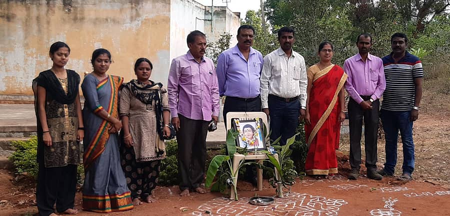 ಚನ್ನಪಟ್ಟಣ ತಾಲ್ಲೂಕಿನ ಹೊನ್ನಾಯಕನಹಳ್ಳಿ ಸರ್ಕಾರಿ ಪ್ರೌಢಶಾಲೆಯಲ್ಲಿ ಸಾವಿತ್ರಿಬಾಯಿ ಫುಲೆ ಅವರ ಜಯಂತಿ ಆಚರಿಸಲಾಯಿತು