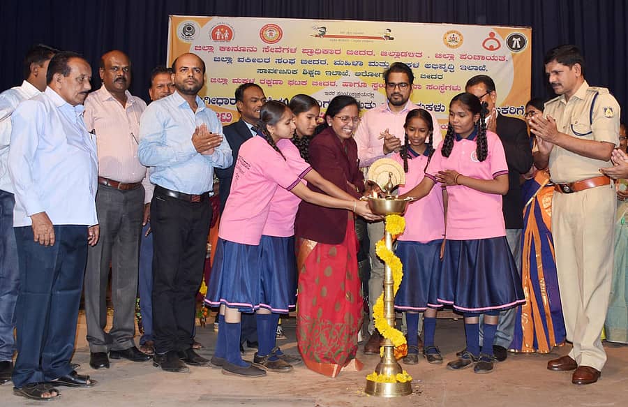 ಬೀದರ್ನ ಜಿಲ್ಲಾ ರಂಗ ಮಂದಿರದಲ್ಲಿ ಶನಿವಾರ ವಿದ್ಯಾರ್ಥಿಗಳು ಮತ್ತು ಪಾಲಕರಿಗೆ ಆಯೋಜಿಸಿದ್ದ ‘ಬೇಟಿ ಬಚಾವೋ ಬೇಟಿ ಪಢಾವೋ’ ಜಾಗೃತಿ ಕಾರ್ಯಕ್ರಮವನ್ನು ಜಿಲ್ಲಾ ಕಾನೂನು ಸೇವೆಗಳ ಪ್ರಾಧಿಕಾರದ ಅಧ್ಯಕ್ಷೆ ಪ್ರೇಮಾವತಿ ಮನಗೂಳಿ ಉದ್ಘಾಟಿಸಿದರು. ಸಿದ್ರಾಮ ಟಿ.ಪಿ., ಟಿ.ಶ್ರೀಧರ್, ಗ್ಯಾನೇಂದ್ರಕುಮಾರ ಗಂಗ್ವಾರ್ ಇದ್ದಾರೆ