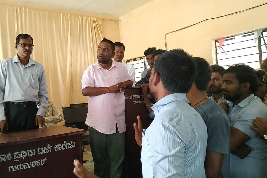 ಗುರುಮಠಕಲ್ನ ಸರ್ಕಾರಿ ಪ್ರಥಮ ದರ್ಜೆ ಪದವಿ ಮಹಾವಿದ್ಯಾಲಯದಲ್ಲಿ ವಿದ್ಯಾರ್ಥಿಗಳು ವಿವಿಧ ಸಮಸ್ಯೆಗಳನ್ನು ಬಗೆಹರಿಸುವಂತೆ ಒತ್ತಾಯಿಸಿ ಶನಿವಾರ ಪ್ರತಿಭಟನೆ ನಡೆಸಿದರು