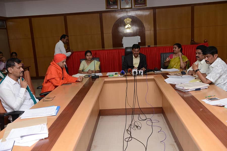 ಸೂಳೆಕೆರೆ ಸರ್ವೆ ಕುರಿತು ಜಿಲ್ಲಾಧಿಕಾರಿ ಮಹಾಂತೇಶ ಬೀಳಗಿ ಅಧ್ಯಕ್ಷತೆಯಲ್ಲಿ ದಾವಣಗೆರೆ ಜಿಲ್ಲಾಧಿಕಾರಿ ಕಚೇರಿ ಸಭಾಂಗಣದಲ್ಲಿ ಸಭೆ ನಡೆಯಿತು.