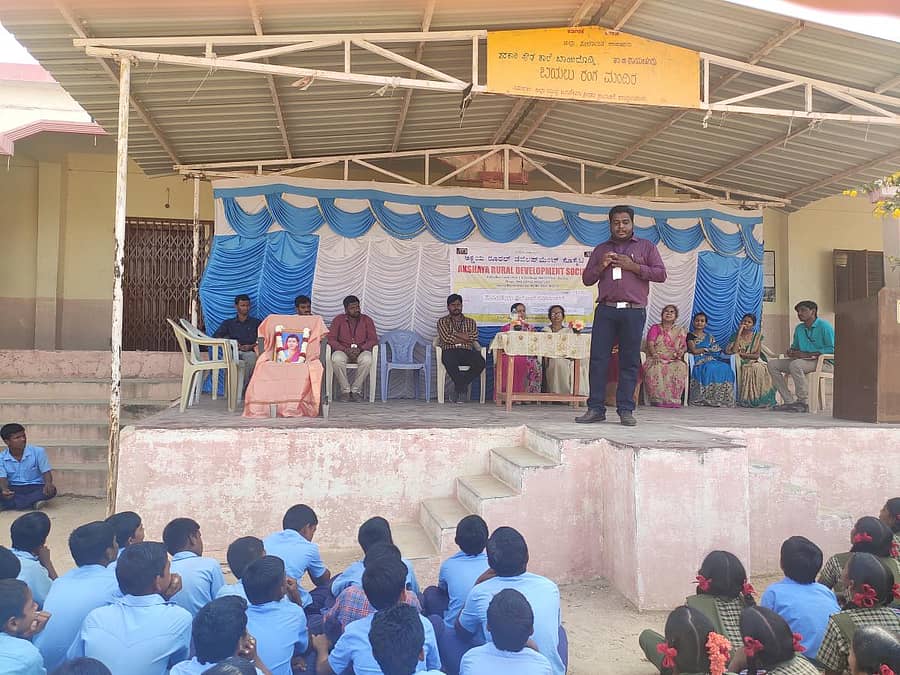 ರಾಯಚೂರು ತಾಲ್ಲೂಕಿನ ಬಾವಿದೊಡ್ಡಿ ಗ್ರಾಮದ ಸರ್ಕಾರಿ ಪ್ರೌಢಶಶಾಲೆಯಲ್ಲಿ ಅಕ್ಷಯ ರೂರಲ್ ಡವಲಪ್ಮೆಂಟ್ ಸೊಸೈಟಿಯಿಂದ ಶುಕ್ರವಾರ ಏರ್ಪಡಿಸಿದ್ದ ‘ಸಾವಿತ್ರಿಬಾಯಿ ಪುಲೆ’ ಅವರ ಜನ್ಮದಿನಾಚರಣೆ ಕಾರ್ಯಕ್ರಮದಲ್ಲಿ ಸೊಸೈಟಿ ಅಧ್ಯಕ್ಷ ನರೇಂದ್ರಕುಮಾರ್ ಮಾತನಾಡಿದರು