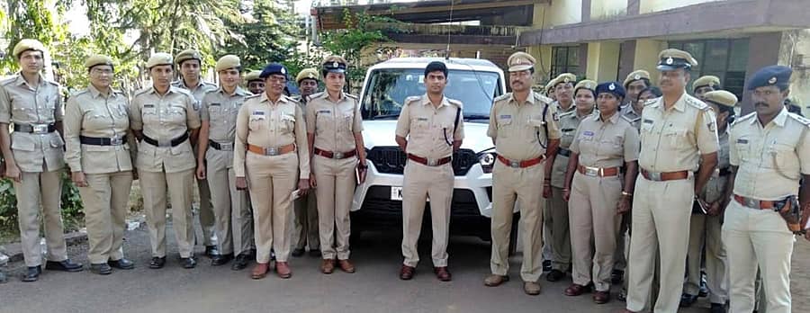 ಓಬವ್ವ ತಂಡ ಹಾಗೂ ಪೊಲೀಸ್ ಅಧಿಕಾರಿಗಳು