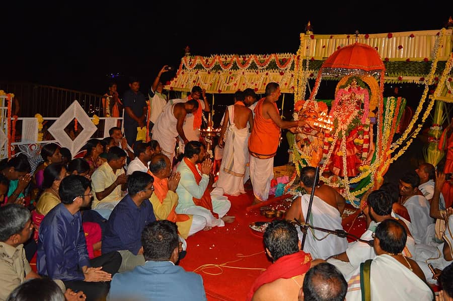 ತುಂಗಾ ಆರತಿ ನಿಮಿತ್ತ ಹಂಪಿ ತುಂಗಭದ್ರಾ ನದಿ ತಟದಲ್ಲಿ ಶನಿವಾರ ರಾತ್ರಿ ತಾಯಿ ಭುವನೇಶ್ವರಿ ದೇವಿಗೆ ವಿಶೇಷ ಪೂಜೆ ಸಲ್ಲಿಸಲಾಯಿತು