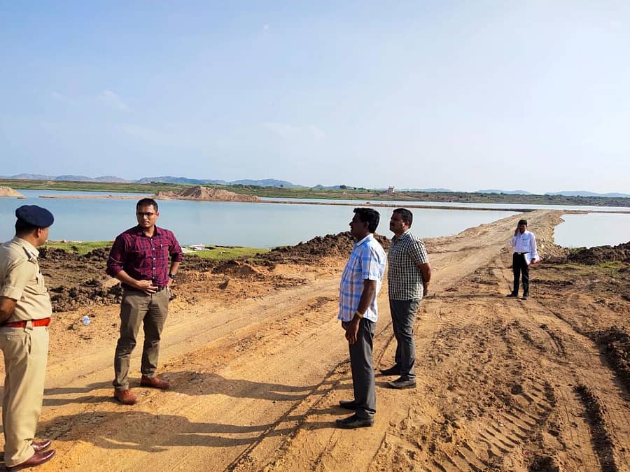 ಅಕ್ರಮ ಮರಳು ಅಡ್ಡೆ ಮೇಲೆ ಪೊಲೀಸರು, ಅಧಿಕಾರಿಗಳು ದಾಳಿ ನಡೆಸಿರುವುದು