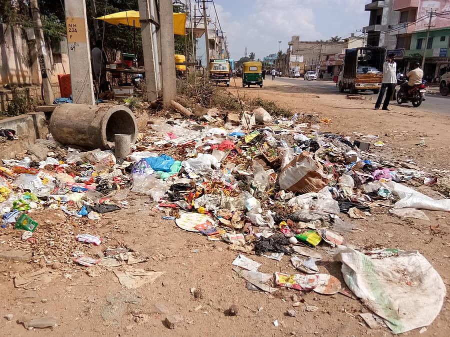 ನಗರದ ಪ್ರಮುಖ ರಸ್ತೆಗಳಲ್ಲಿ ಒಂದಾದ ಎಂ.ಜಿ.ರಸ್ತೆಯಲ್ಲಿಯೇ ಬೇಕಾಬಿಟ್ಟಿ ಸುರಿದ ಕಸ