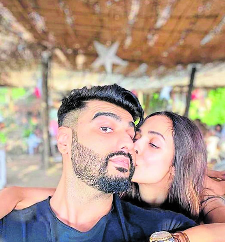 ನಲ್ಲನ ಗಲ್ಲಕೆ ಮುತ್ತಿಕ್ಕಿದ ಮಲೈಕಾ