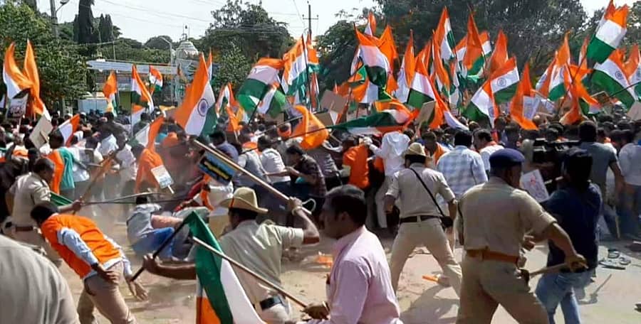 ಸಿಎಎ ಬೆಂಬಲಿಸಿ ಕೋಲಾರದಲ್ಲಿ ಶನಿವಾರ ಮೆರವಣಿಗೆ ನಡೆಸಲು ಮುಂದಾದ ಬಿಜೆಪಿ ಕಾರ್ಯಕರ್ತರ ಮೇಲೆ ಪೊಲೀಸರು ಲಾಠಿ ಪ್ರಹಾರ ನಡೆಸಿದರು