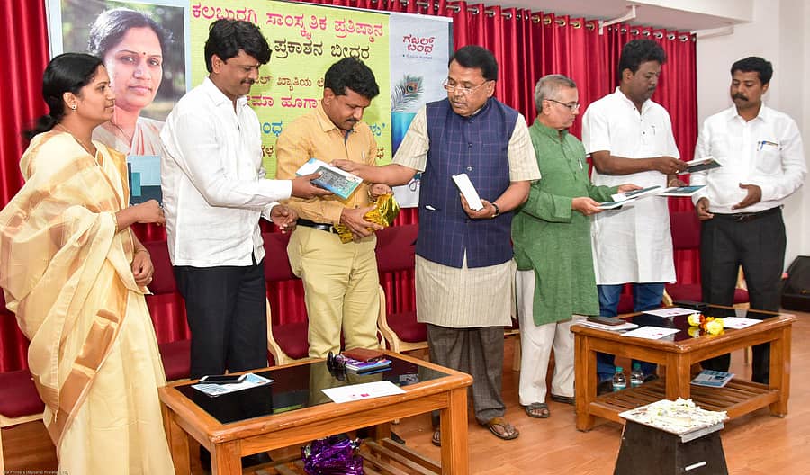 ಕೃತಿಗಳನ್ನು ಬಿಡುಗಡೆ ಮಾಡಿದ ಪ್ರೊ. ಎಚ್.ಟಿ.ಪೋತೆ ಅವುಗಳ ಪ್ರತಿಯನ್ನು ಸುರೇಶ ಚನಶೆಟ್ಟಿ ಅವರಿಗೆ ನೀಡಿದರು. ಪ್ರೇಮಾ ಹೂಗಾರ, ಪ್ರೊ. ಅಪ್ಪಗೆರೆ ಸೋಮಶೇಖರ್, ಡಾ.ಸ್ವಾಮಿರಾವ ಕುಲಕರ್ಣಿ, ಮಹಿಪಾಲರೆಡ್ಡಿ ಮುನ್ನೂರ, ಬಿ.ಎಚ್.ನಿರಗುಡಿ ಇದ್ದರು