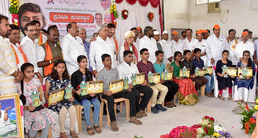 ವೀರಶೈವ ಮಹಾಸಭಾ ವತಿಯಿಂದ ಪ್ರತಿಭಾವಂತ ಮಕ್ಕಳನ್ನು ಸನ್ಮಾನಿಸಲಾಯಿತು ಡಾ.ಶರಣಬಸಪ್ಪ ಅಪ್ಪ, ಶರಣಬಸಪ್ಪ ದರ್ಶನಾಪೂರ, ಈಶ್ವರ ಖಂಡ್ರೆ, ದತ್ತಾತ್ರೇಯ ಪಾಟೀಲ ರೇವೂರ, ಎಂ.ವೈ.ಪಾಟೀಲ, ದೊಡ್ಡಪ್ಪಗೌಡ ಪಾಟೀಲ ನರಿಬೋಳ, ಶರಣಕುಮಾರ ಮೋದಿ ಇದ್ದರು
