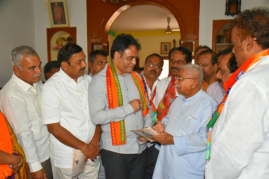 ಉಪಮುಖ್ಯಮಂತ್ರಿ ಸಿ.ಎನ್. ಅಶ್ವತ್ಥನಾರಾಯಣ ಅವರಿಗೆ ಸಾಹಿತಿ ಚಂದ್ರಶೇಖರ ಕಂಬಾರ ಮನವಿ ಸಲ್ಲಿಸಿದರು. ಶಾಸಕ ಎಲ್.ಎ.ರವಿಸುಬ್ರಹ್ಮಣ್ಯ, ಬಿಬಿಎಂಪಿ ಸದಸ್ಯ ಸಂಗಾತಿ ವೆಂಕಟೇಶ್ ಇದ್ದರು