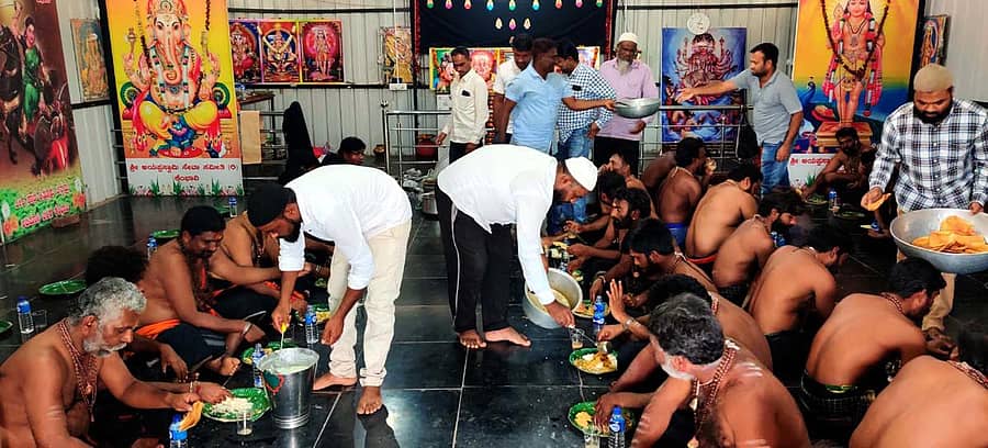 ಕೆಂಭಾವಿಯ ಅಯ್ಯಪ್ಪ ಸ್ವಾಮಿ ಸನ್ನಿಧಾನದಲ್ಲಿ ಭಾನುವಾರ ಸ್ವಾಮಿಯ ವೃಥಾ ನಿರತ ಮಾಲಾಧಾರಿಗಳಿಗೆ ಮುಸ್ಲಿಂ ಯುವ ಮಿತ್ರರು ಪ್ರಸಾದ ಸೇವೆಯನ್ನು ಹಮ್ಮಿಕೊಂಡಿದ್ದರು