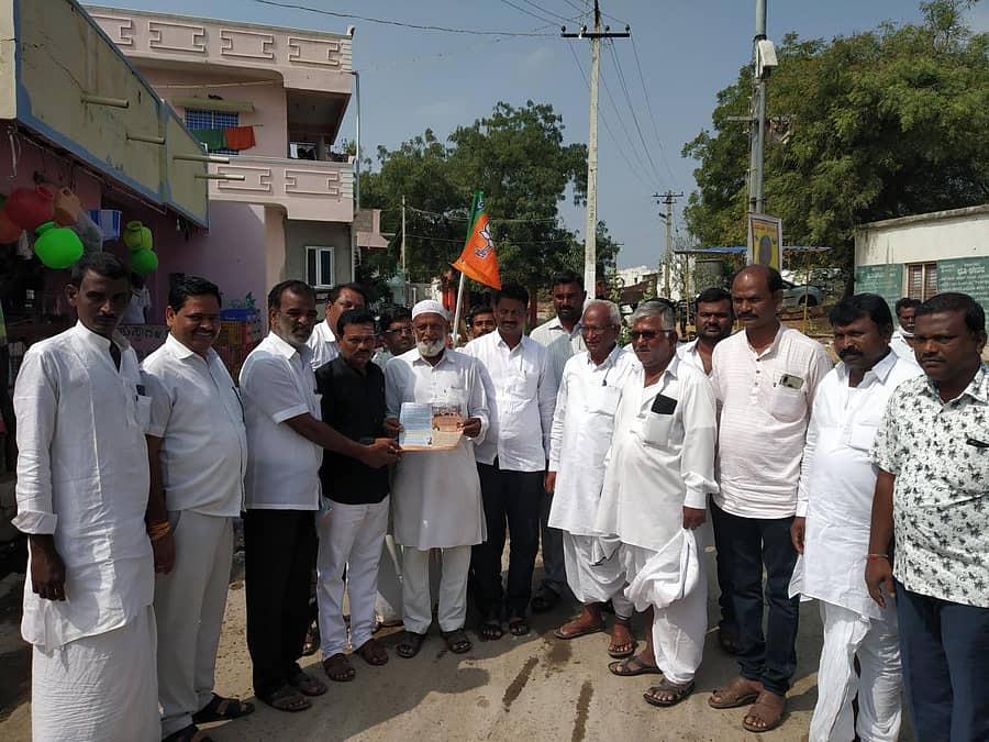 ವಡಗೇರಾ ಪಟ್ಟಣದಲ್ಲಿ ಬಿಜೆಪಿ ಗ್ರಾಮೀಣ ಮಂಡಲದ ವತಿಯಿಂದ ಬಿಜೆಪಿ ಮುಖಂಡರು ಪೌರತ್ವ ತಿದ್ದುಪಡಿ ಕಾಯ್ದೆ ಕರಪತ್ರಗಳನ್ನು ಹಂಚಿ ಮಾಹಿತಿ ನೀಡಿದರು