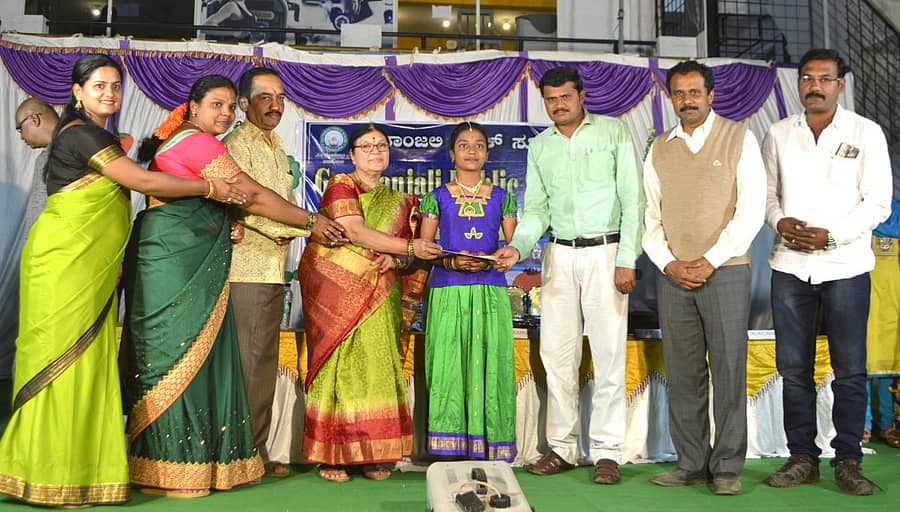 ಪ್ರತಿಭಾನ್ವಿತ ವಿದ್ಯಾರ್ಥಿಗಳಿಗೆ ನಗದು ಪುರಸ್ಕಾರ ನೀಡಿ ಗೌರವಿಸಲಾಯಿತು