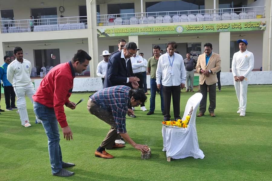 ಬೆಳಗಾವಿಯ ಕಣಬರ್ಗಿ ರಸ್ತೆಯಲ್ಲಿರುವ ಕೆಎಸ್ಸಿಎ ಮೈದಾನದಲ್ಲಿ ಭಾನುವಾರ ಆರಂಭವಾದ ಸಿ.ಕೆ. ನಾಯ್ದು ಕ್ರಿಕೆಟ್ ಟೂರ್ನಿಯನ್ನು ಕೆಎಸ್ಸಿಎ ಉಪಾಧ್ಯಕ್ಷ ಜೆ. ಅಭಿರಾಮ್ ಉದ್ಘಾಟಿಸಿದರು