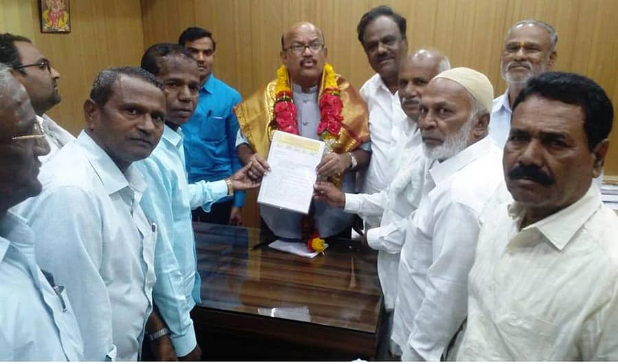 ಈಶಾನ್ಯ ಕರ್ನಾಟಕ ಸಾರಿಗೆ ಸಂಸ್ಥೆ ನೌಕರರ ಮತ್ತು ನಿವೃತ್ತರ ಕ್ಷೇಮಾಭಿವೃದ್ಧಿ ಸಂಘದ ಜಿಲ್ಲಾ ಶಾಖೆ ವತಿಯಿಂದ ಸಂಸದ ಡಾ.ಉಮೇಶ ಜಾಧವ ಅವರಿಗೆ ಮನವಿ ಸಲ್ಲಿಸಲಾಯಿತು