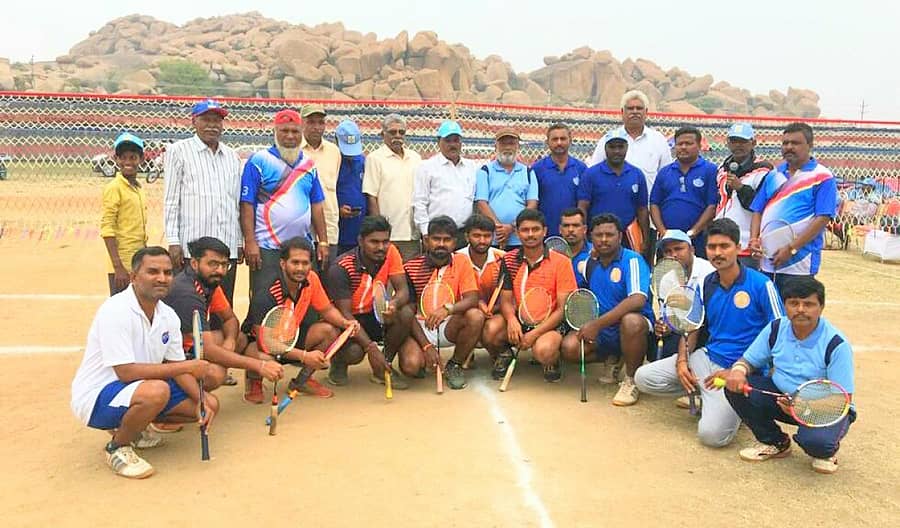 ಗಂಗಾವತಿ ತಾಲ್ಲೂಕಿನ ಆನೆಗೊಂದಿ ಉತ್ಸವ ಹಿನ್ನಲೆಯಲ್ಲಿ ಆನೆಗೊಂದಿಯಲ್ಲಿ ಹಮ್ಮಿಕೊಂಡ ಬಾಲ್ ಬ್ಯಾಡ್ಮಿಂಟನ್ ಪಂದ್ಯಾವಳಿಯಲ್ಲಿ ಗೆಲುವು ಸಾಧಿಸಿದರ ತಂಡದ ಕ್ರೀಡಾಪಟುಗಳು