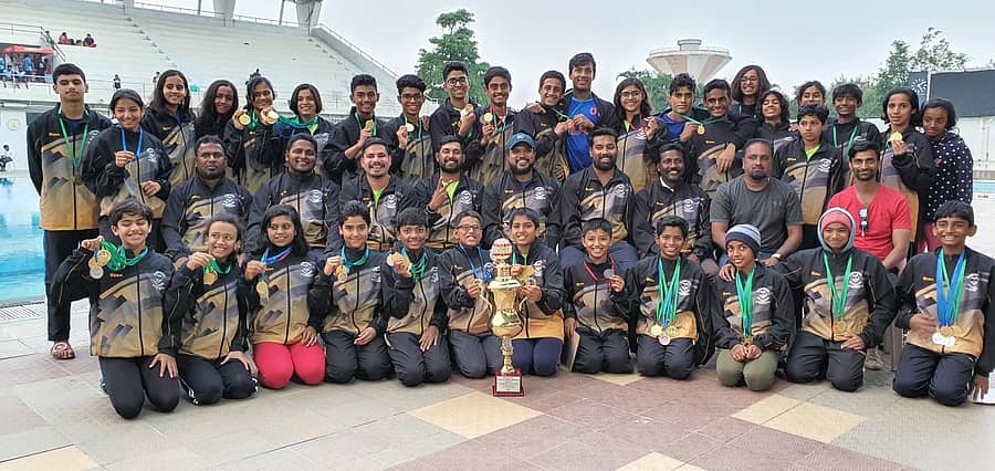 ದಕ್ಷಿಣ ವಲಯ ಈಜು ಚಾಂಪಿಯನ್‌ಷಿಪ್‌ನಲ್ಲಿ ಸಮಗ್ರ ಪ್ರಶಸ್ತಿ ಗೆದ್ದ ಕರ್ನಾಟಕ ತಂಡದವರ ಸಂಭ್ರಮ