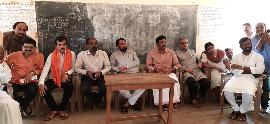 ಹಂಪಿ ಉತ್ಸವದ ಪ್ರಯುಕ್ತ ಹಮ್ಮಿಕೊಂಡಿರುವ ಧ್ವನಿ ಮತ್ತು ಬೆಳಕು ಕಾರ್ಯಕ್ರಮಕ್ಕೆ ಹೊಸಪೇಟೆಯಲ್ಲಿ ತರಬೇತಿ ಪಡೆದು ಕಲಾವಿದರು ಸಜ್ಜಾಗುತ್ತಿದ್ದು, ಭಾನುವಾರ ಉಪಮುಖ್ಯಮಂತ್ರಿ ಲಕ್ಷ್ಮಣ ಸವದಿ, ಶಾಸಕ ಆನಂದ್ ಸಿಂಗ್ ಅವರು ಸ್ಥಳಕ್ಕೆ ಭೇಟಿ ನೀಡಿ ಪರಿಶೀಲನೆ ನಡೆಸಿದರು