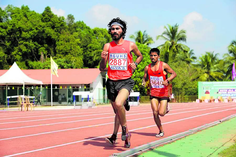 ಪುರುಷರ ವಿಭಾಗದ 5,000 ಮೀಟರ್ ಓಟದಲ್ಲಿ ನೂತನ ಕೂಟ ದಾಖಲೆ ನಿರ್ಮಿಸಿದ ನರೇಂದ್ರ ಪ್ರತಾಪ್ ಸಿಂಗ್ (ಚೆಸ್ಟ್ ಸಂಖ್ಯೆ 2887) ಗುರಿಯತ್ತ ಮುನ್ನುಗ್ಗುತ್ತಿರುವುದು.