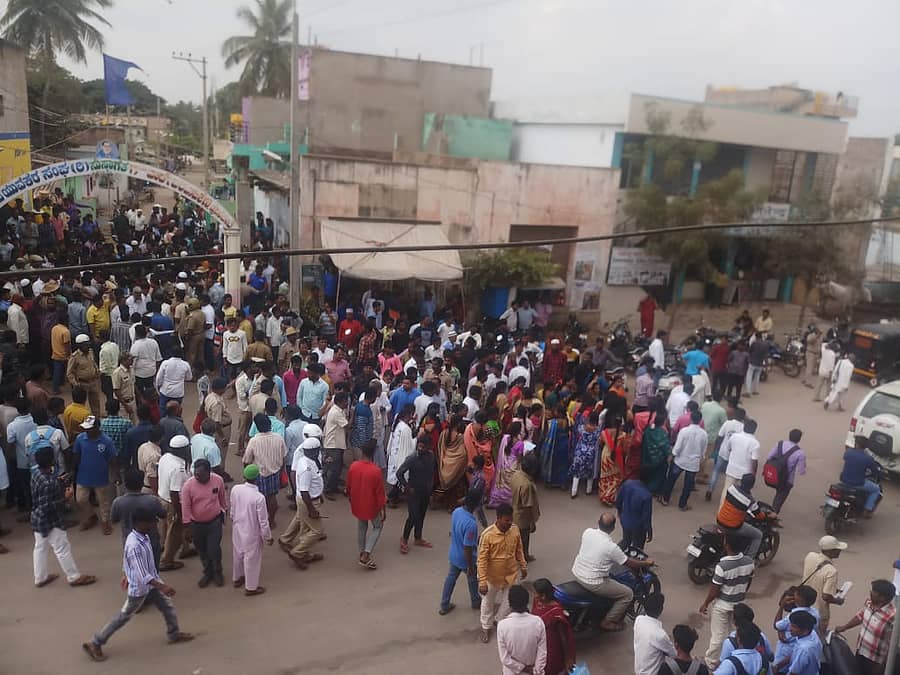 ಹೊಸಪೇಟೆಯ ಚಲವಾದಿ ಕೇರಿಯಿಂದ ಹೊರ ನಡೆದ ಬಿಜೆಪಿ ಕಾರ್ಯಕರ್ತರು